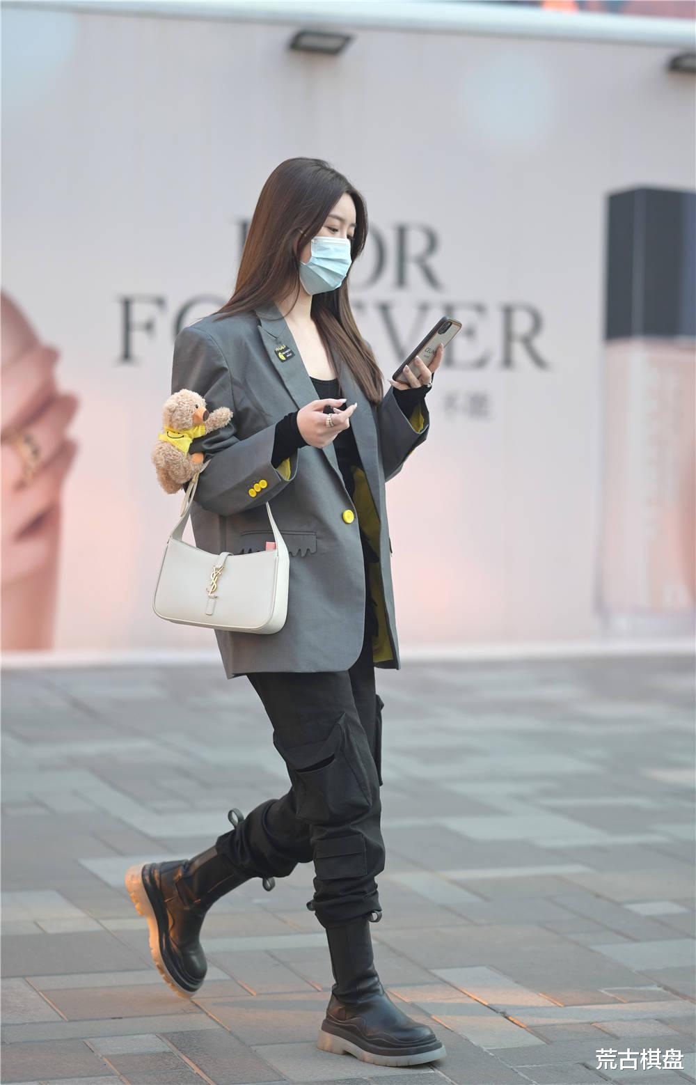 荒古棋盘 秋天很多姑娘选择短靴,款式不同,搭配风格也会有所不同