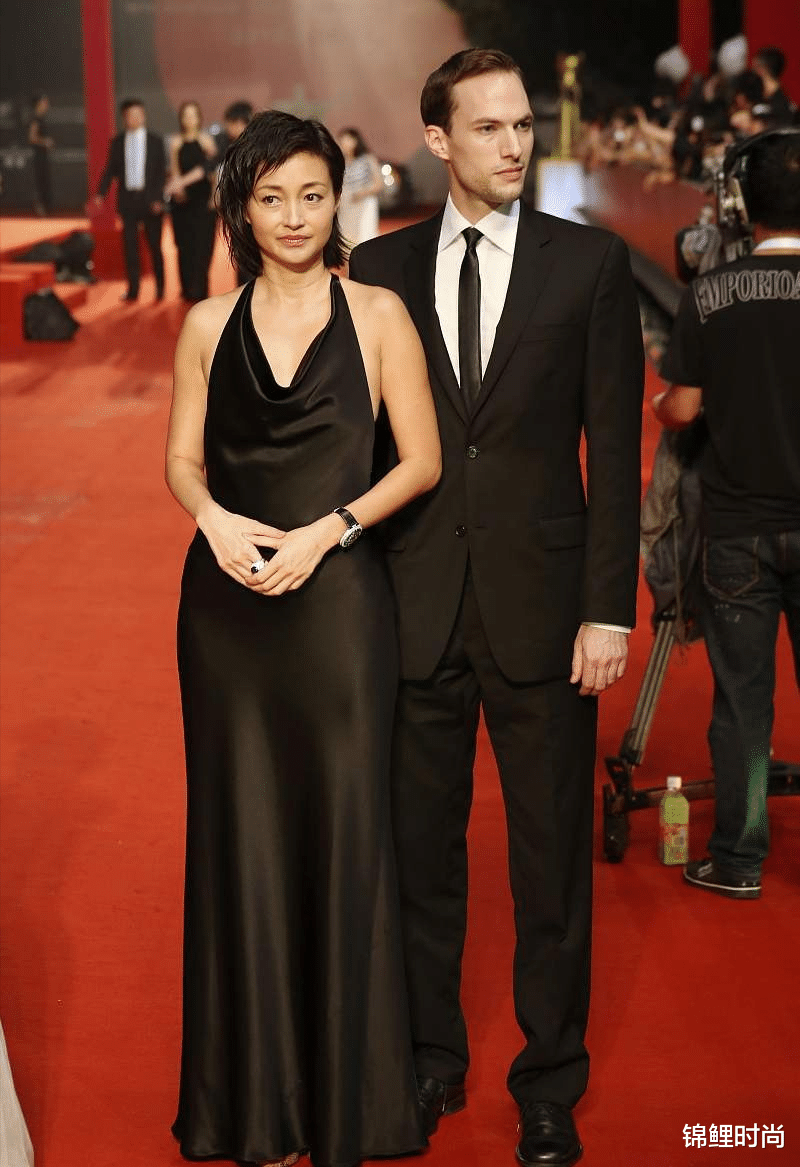 锦鲤时尚|“小辣椒”李绮红老了仍带着清纯感，挂脖黑裙显身材，圆脸好娇嫩