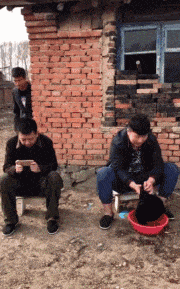  姑娘穿紧身裙注意点，一不小心就会原形毕露，亮点都被暴露了！