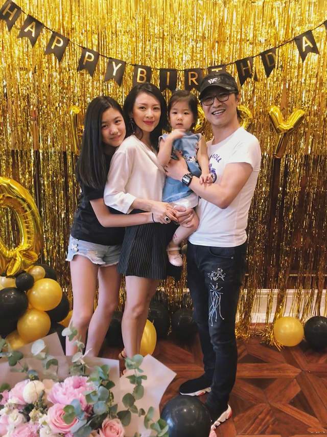 章子怡|章子怡携小苹果逛街被偶遇，挽继女的手像姐妹，人群中气质出众