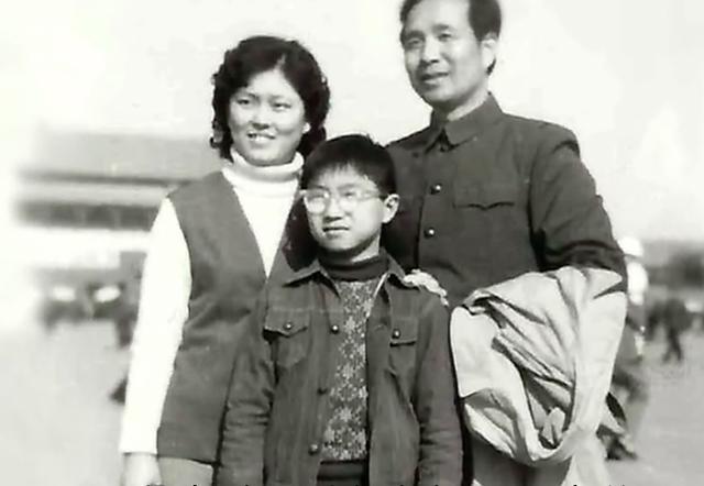 章子怡|49岁汪峰家庭背景被公开，父亲身份不简单，怪不得章子怡嫁给他