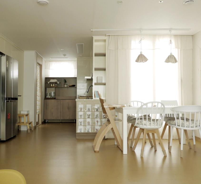 |韩国妈妈边带娃边布置新家,普通精装重装做奶油风,92㎡画面治愈