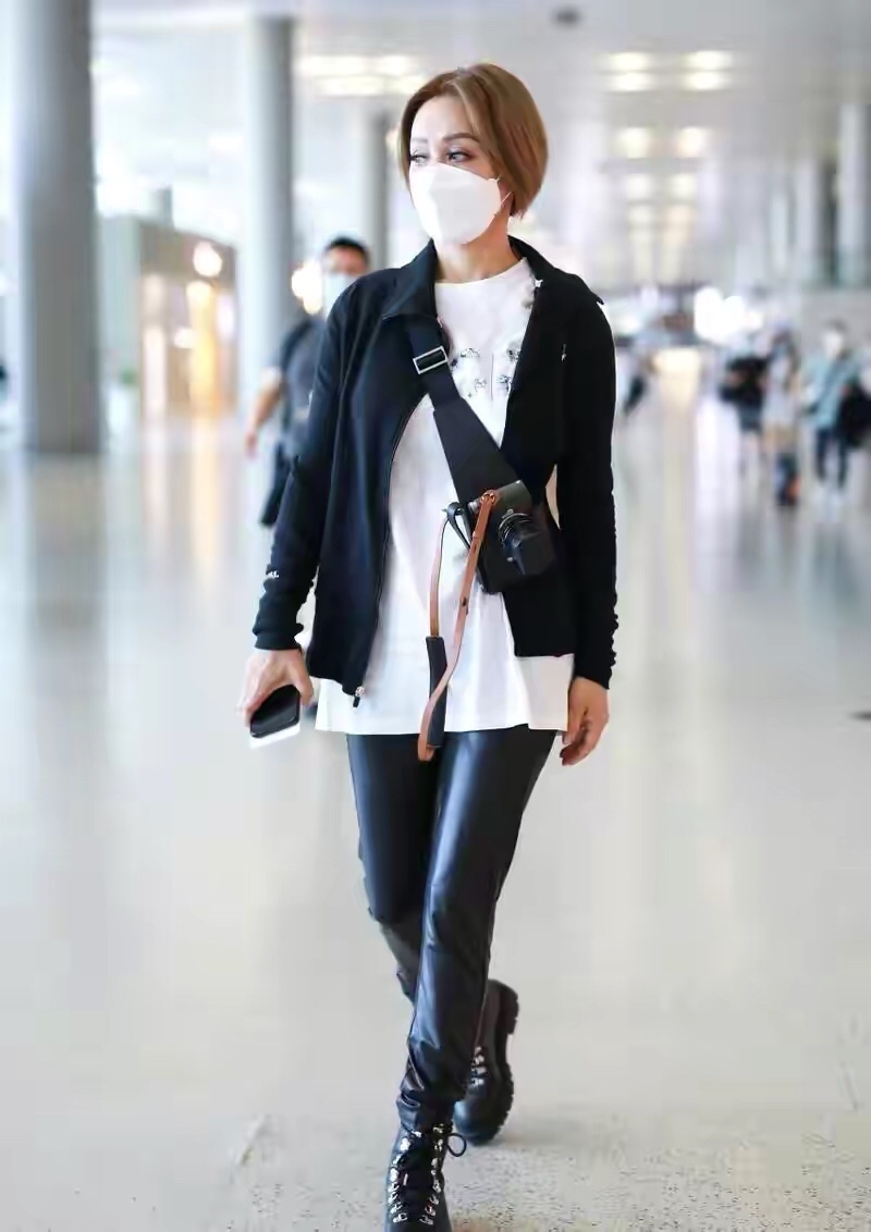 穿衣搭配|49岁宁静挺会扮嫩的，黑T配束脚裤时髦减龄，就是发型用力过猛了