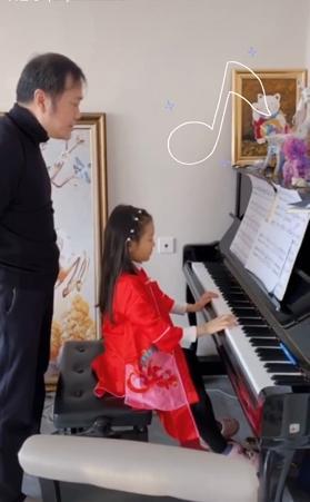 李小璐|好事将近？李小璐带绯闻男友见爸爸，比划剪刀手似少女获男主表白