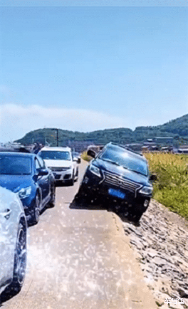新型冠状病毒肺炎 雷克萨斯SUV显威！村路上遇堵车，车子“倾斜”着开，畅通无阻