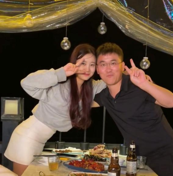 范上官|37岁百万网红官宣恋情!女徒弟晋升为女友,网友:肥水不流外人田