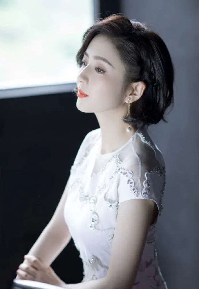 佟丽娅|有种好身材叫佟丽娅，当她穿上旗袍，凹凸感藏不住了。