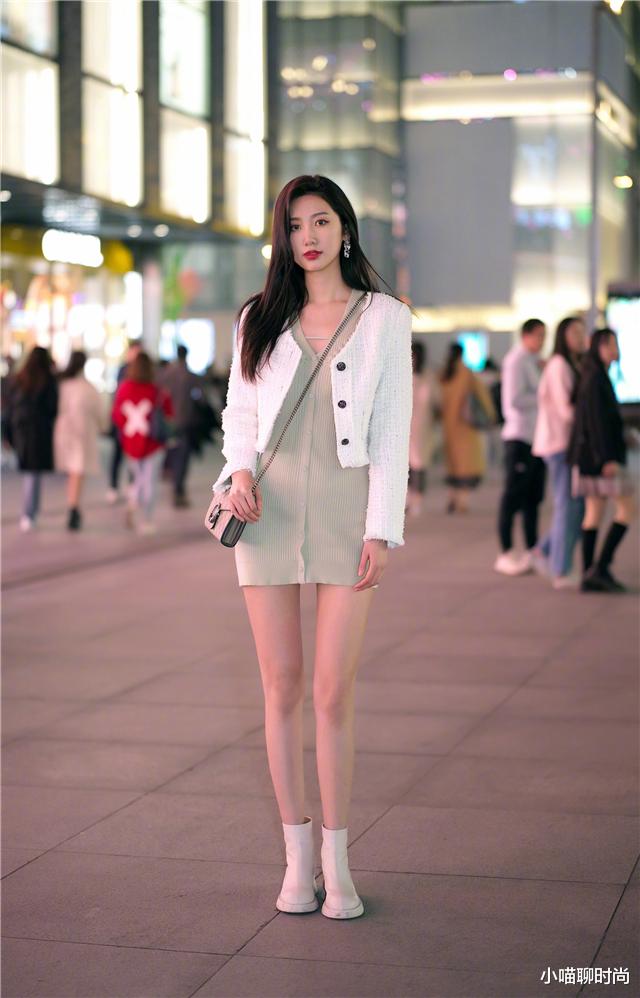 小喵聊时尚 秋天穿什么优雅又温柔？试试“针织衫+米色裙”，气质女人必备款
