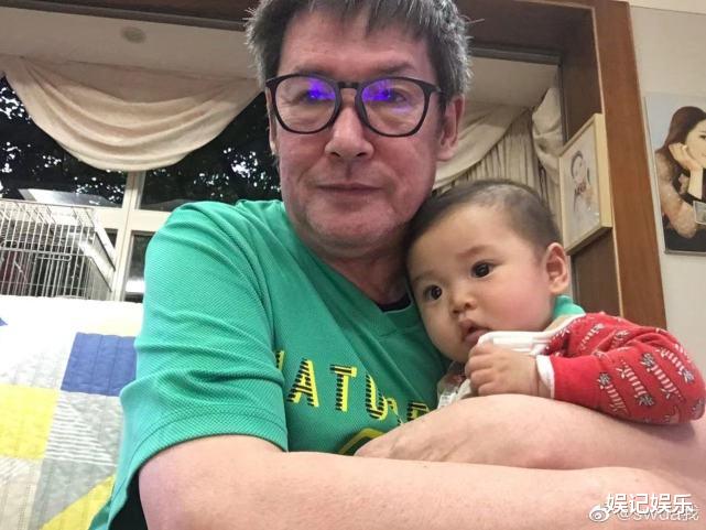 郭碧婷|郭碧婷一家三口逛海洋馆，女儿刚满半岁很壮实，被爸爸抱着超受宠