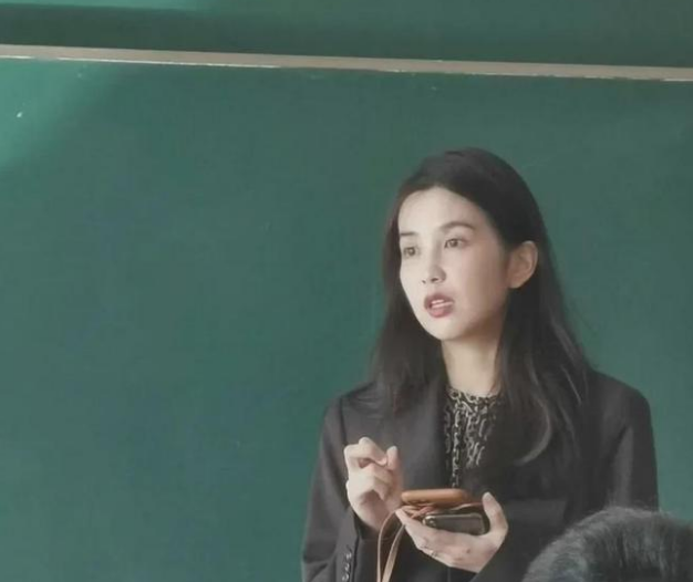 大学|大学帅气男老师翻车，照片为网红摆拍，学生：别利用老师这个职业