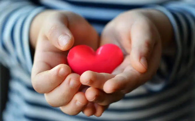 安吉丽娜·朱莉|19年前，美国影星朱莉收养的柬埔寨男孩，可能是偷来的