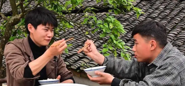 蔡少芬|念乡人周周：被称男版李子柒，不带货不接广告，他凭什么吸粉千万