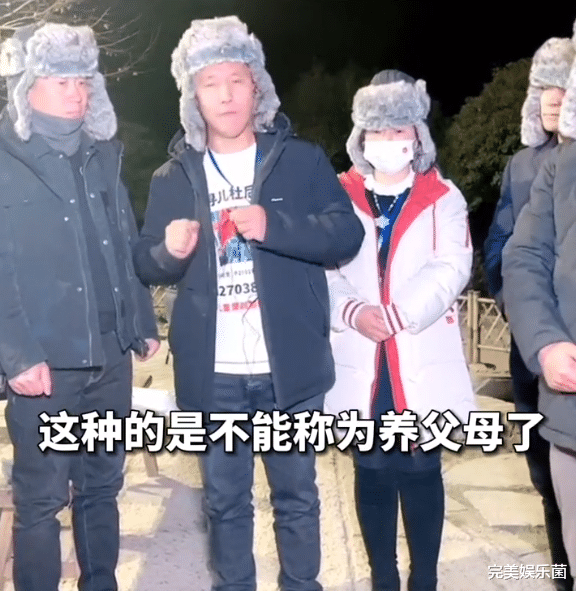 |孙卓化身“保姆”接弟弟放学，孙氏走姿一模一样，网友：基因强大