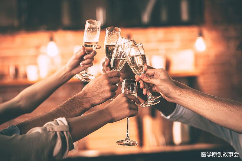 医学原创故事会 高中生喝了一斤白酒,对医生说腰背痛,发病到死亡仅仅一周