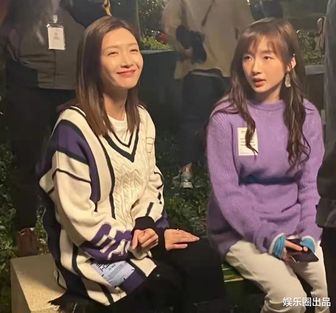 江疏影|江疏影现身小区拍戏,被居民抓拍笑脸相迎,网友:巨星该有的样子