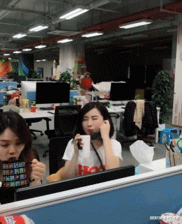幽默搞笑神回复|神回复：“妹妹11岁就来大姨妈，这个正常吗？”网友：比你正常！