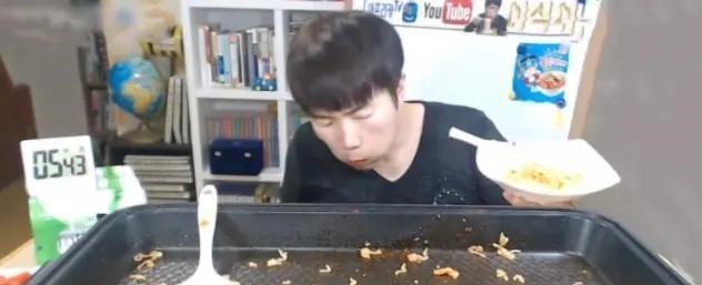 清浅微笑的我|大胃王挑战50斤“火鸡面”，全程低头吃，镜头下移1米尴尬了