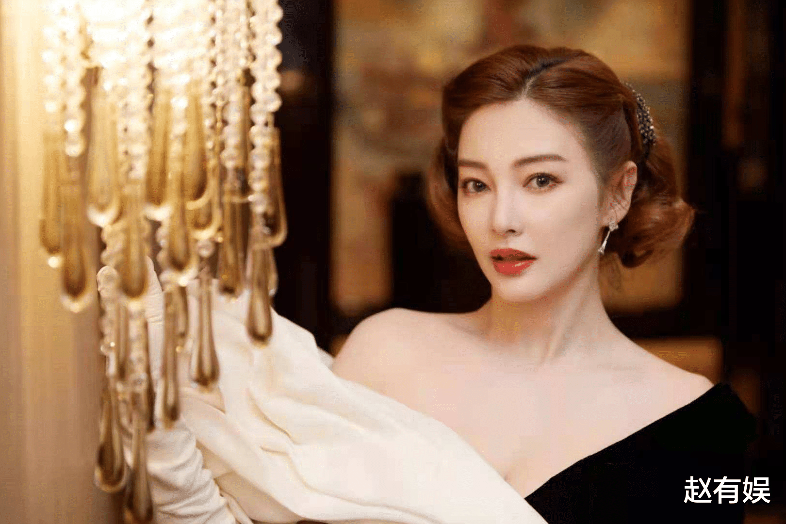 伸冤人3|34岁女星再曝新恋情!男方比她小10岁,2人携手同逛婚纱店