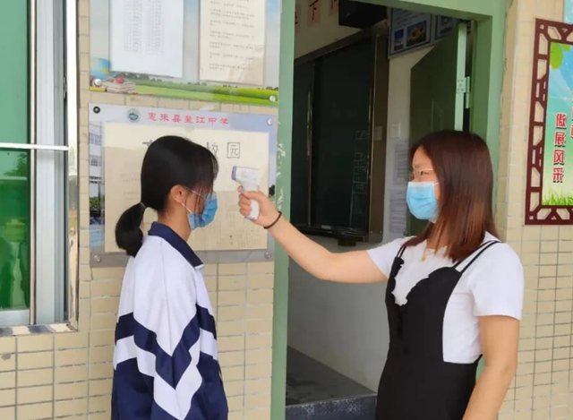 家有二宝育儿|中学生的迷惑行为，四季都热衷春秋款校服，“夏捂冬冻”令人不解