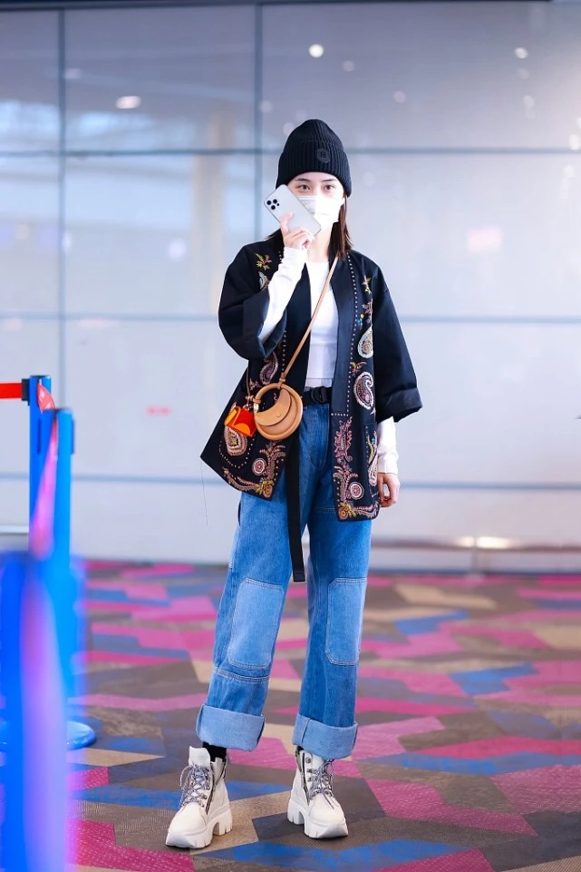 大表姐的时尚圈|赌王千金何超莲低调亮相，穿百元的国货布鞋也潮流，和窦骁很恩爱