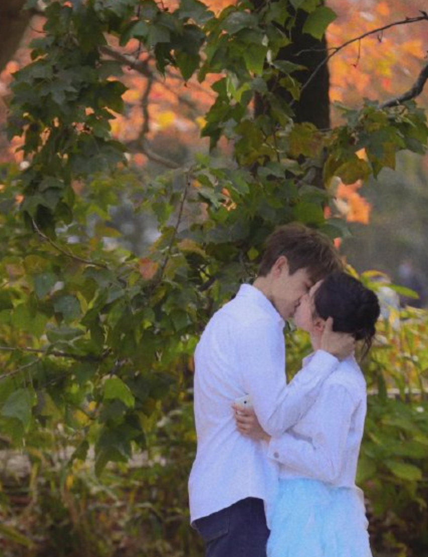 杨紫|陈飞宇片场秀吻技！单手搂吻女方十分熟练，女方耳朵被吻红