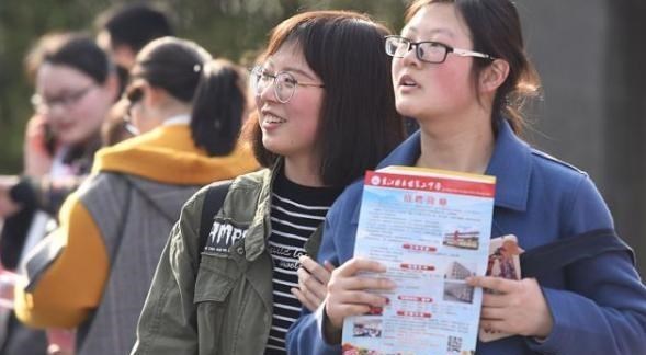 |985、211毕业基层求生存，这一类学生或成高学历穷人，大学要知道