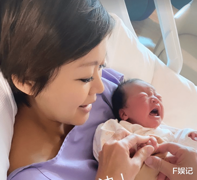 陈瑶|TVB小生洪永城官宣女儿出生 晒一家三口在产房的首张全家福