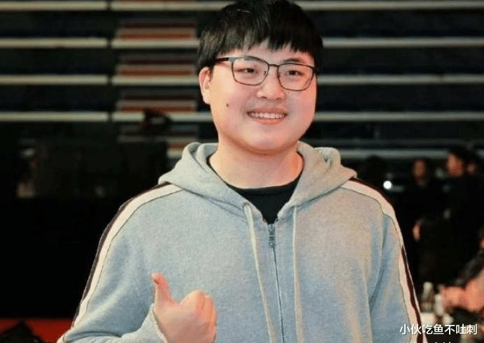 小伙吃鱼不吐刺 IG中上两位韩援续约，资金出现大问题，王思聪亲自出来接私活赚钱