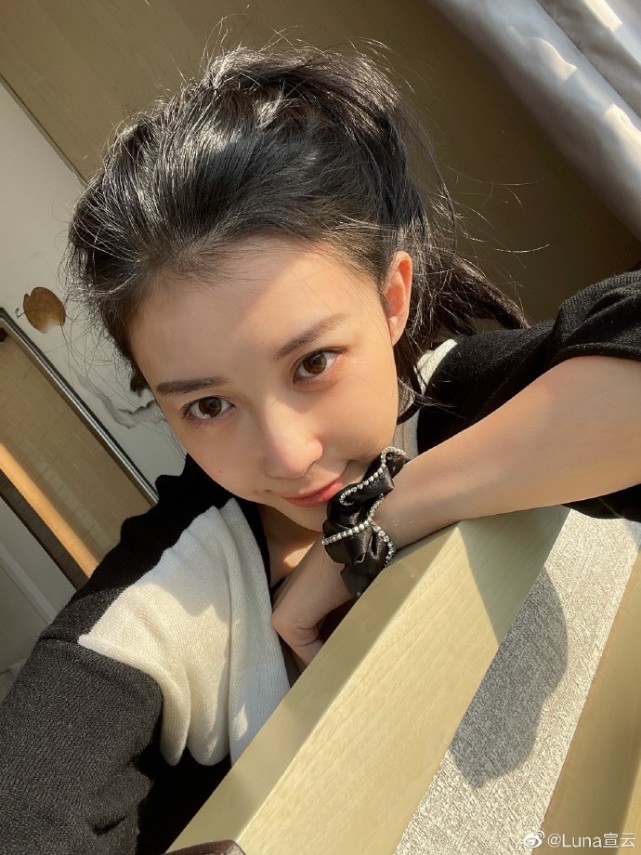 宣云|超甜!潘玮柏携娇妻宣云与友过中秋,街头搂抱牵手感情牢固