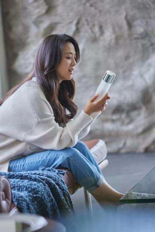 闲鱼有话说|汤唯结婚6年成“韩式美人”，穿开衫配卷发好温柔，文艺气质绝了