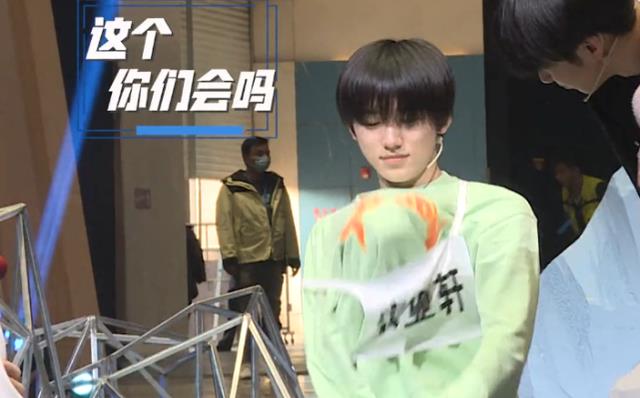 宋亚轩|宋亚轩素颜后台被抓拍，看清生图镜头下的脸部状态，确定是17岁？