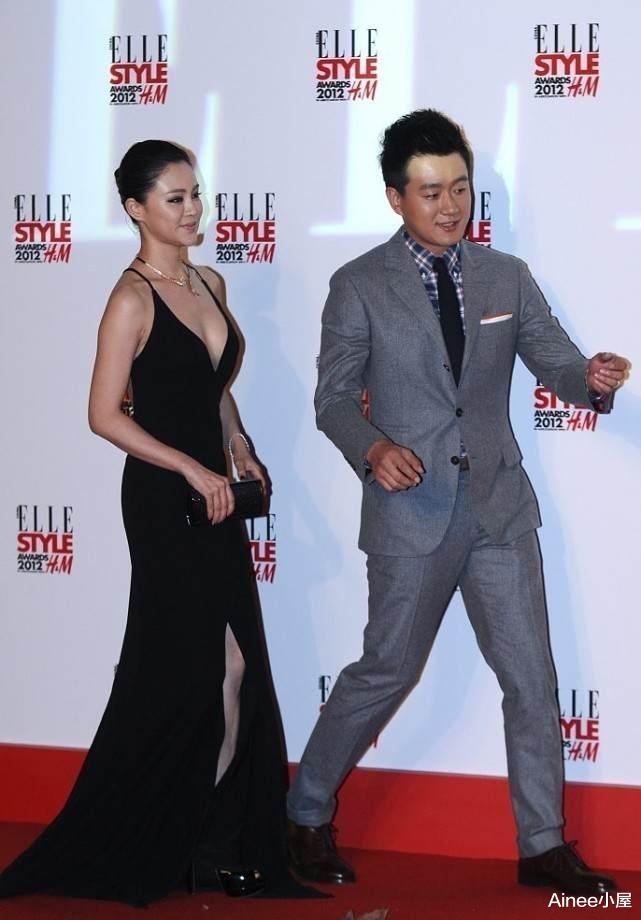 Ainee小屋 关悦166cm身高真抢镜,穿吊带裙显出丰满身形,简单却不单薄