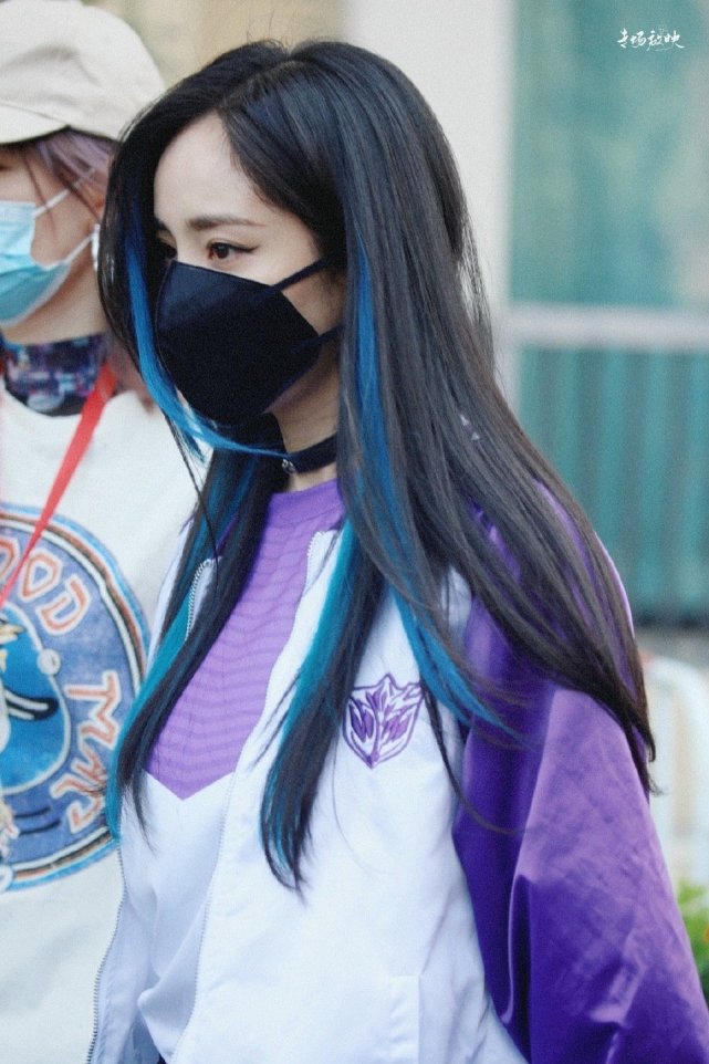 杨幂|杨幂真爱上了挑染发型！蓝色挑染发吸睛又亮丽，穿运动装气场全开