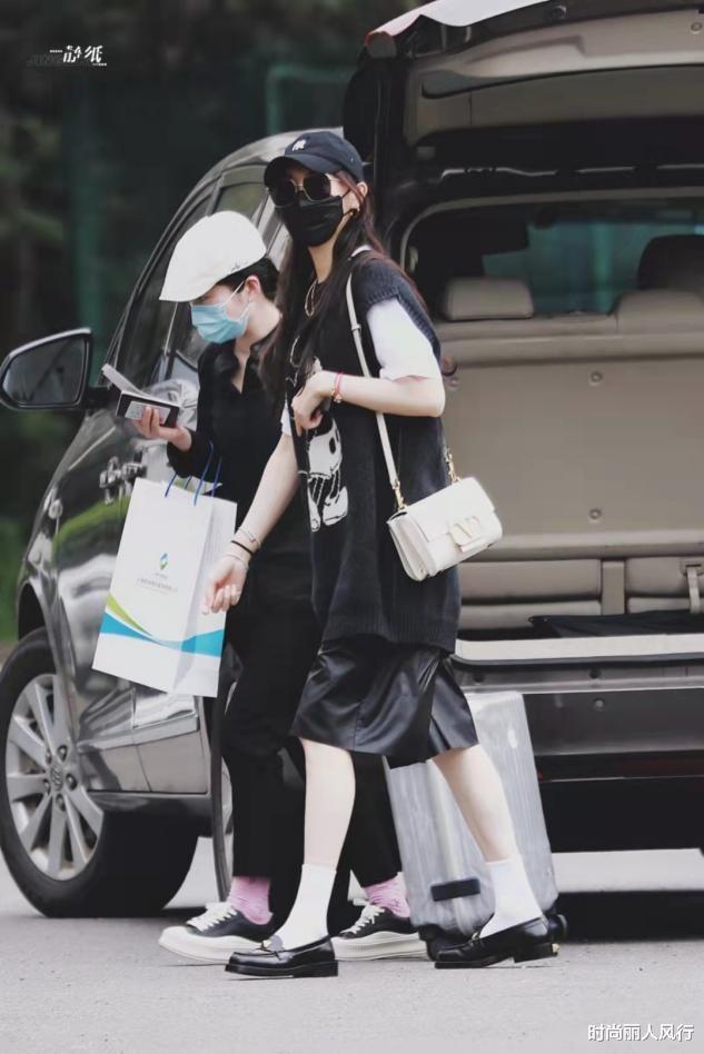时尚丽人风行|唐嫣终于恢复自己的穿搭风格！一身黑变帅气，却不如她穿央视风美