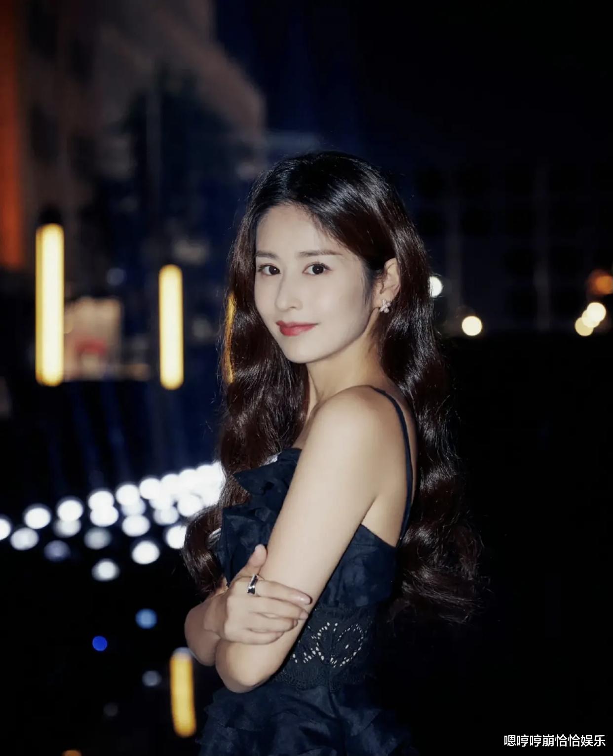 娄艺潇|北京时装周红毯,娄艺潇的装扮一言难尽,姚安娜终于找对风格