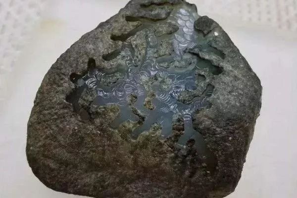 文玩|10年前收购的翡翠原石，一刀切开极品玻璃种！