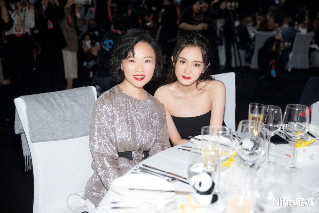 杨幂|35岁杨幂首次上央视春晚出息了，穿红色长裙受央视采访，太给爸妈长脸