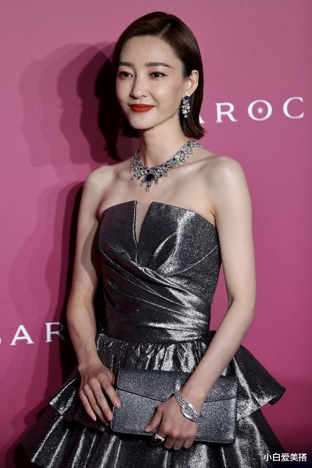 穿衣搭配|王丽坤的身材好“圈粉”，一袭抹胸礼服小秀身材，直角肩真吸睛