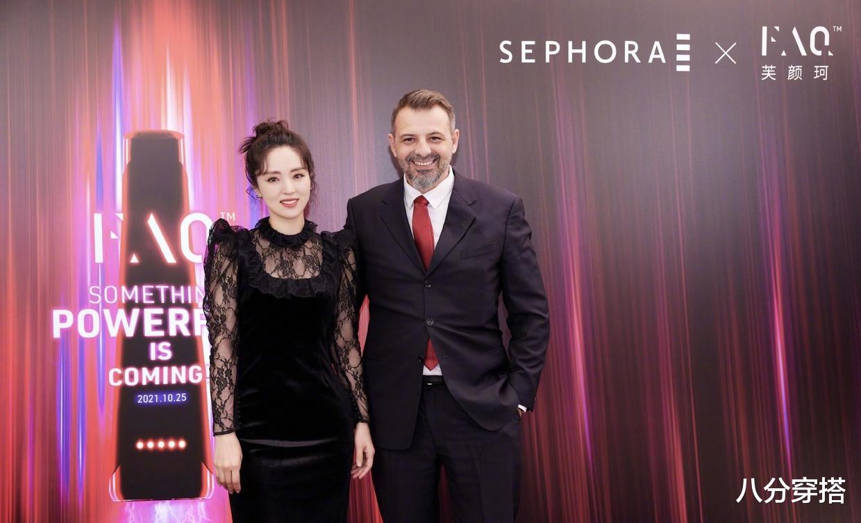 八分穿搭 董璇穿黑色修身连衣裙,蕾丝与丝绒交叠优雅精致,盘发造型更高贵