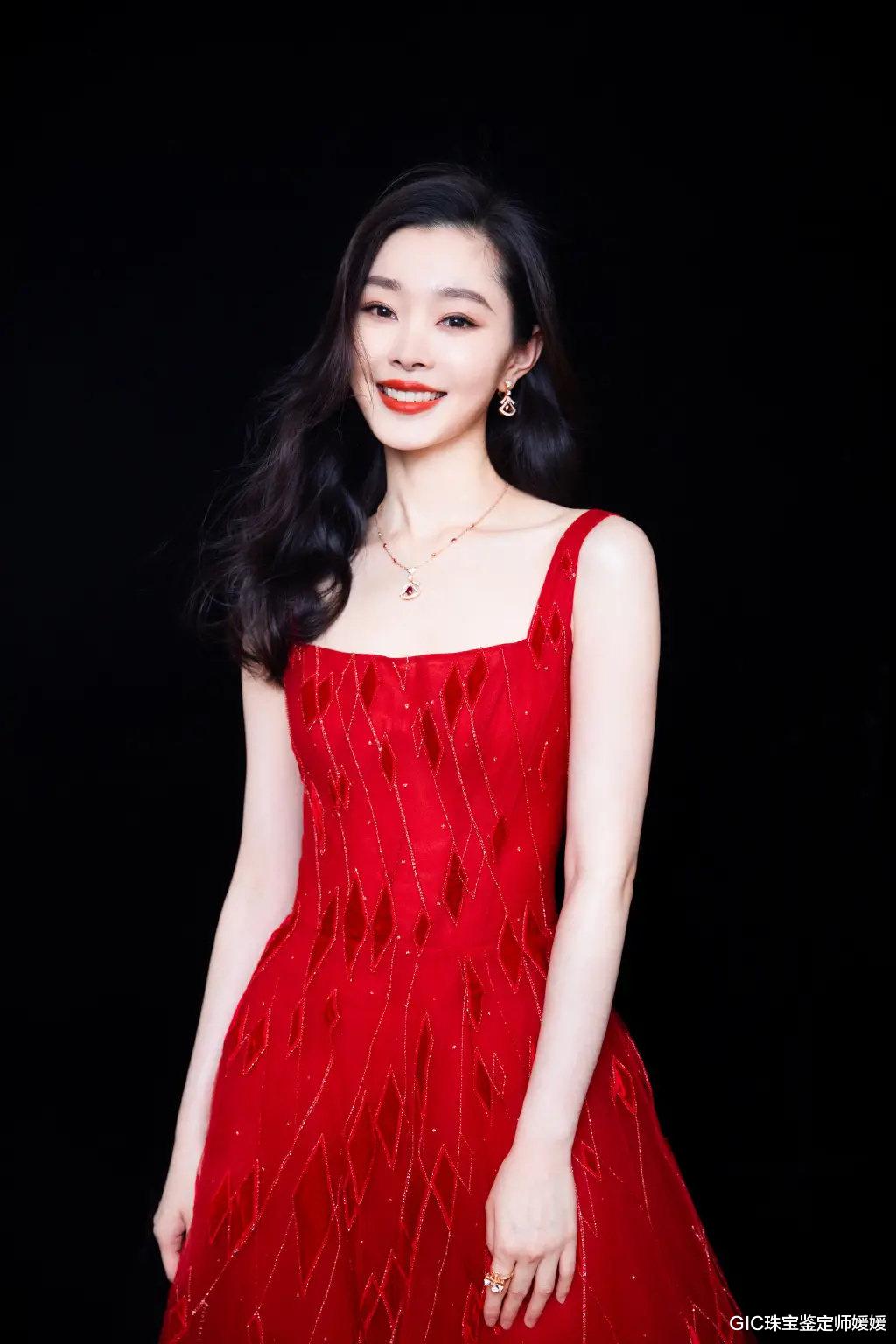 GIC珠宝鉴定师媛媛|掌握红色服饰的搭配技巧，轻松佩戴起首饰，让你在聚会中大放光彩