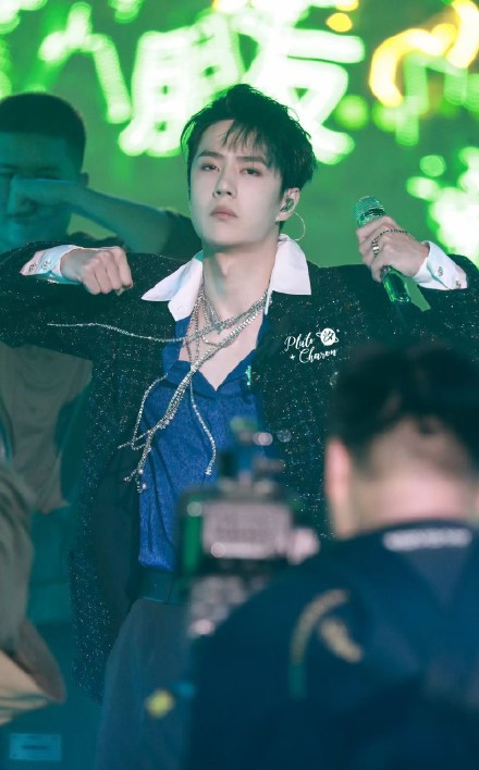 王一博|乐华演唱会几乎都是王一博粉丝，王一博的开场设计疑似和肖战有关