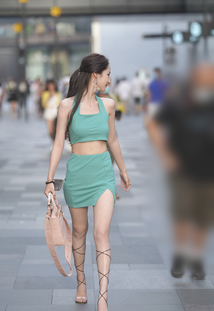 坎叔说时尚|炎热夏天怎么穿？看完小姐姐的穿搭，一下子就懂了！