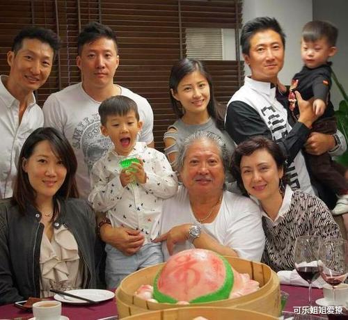 洪金宝|洪金宝37岁女儿至今未嫁，当看到照片后才明白，网友：无人敢娶