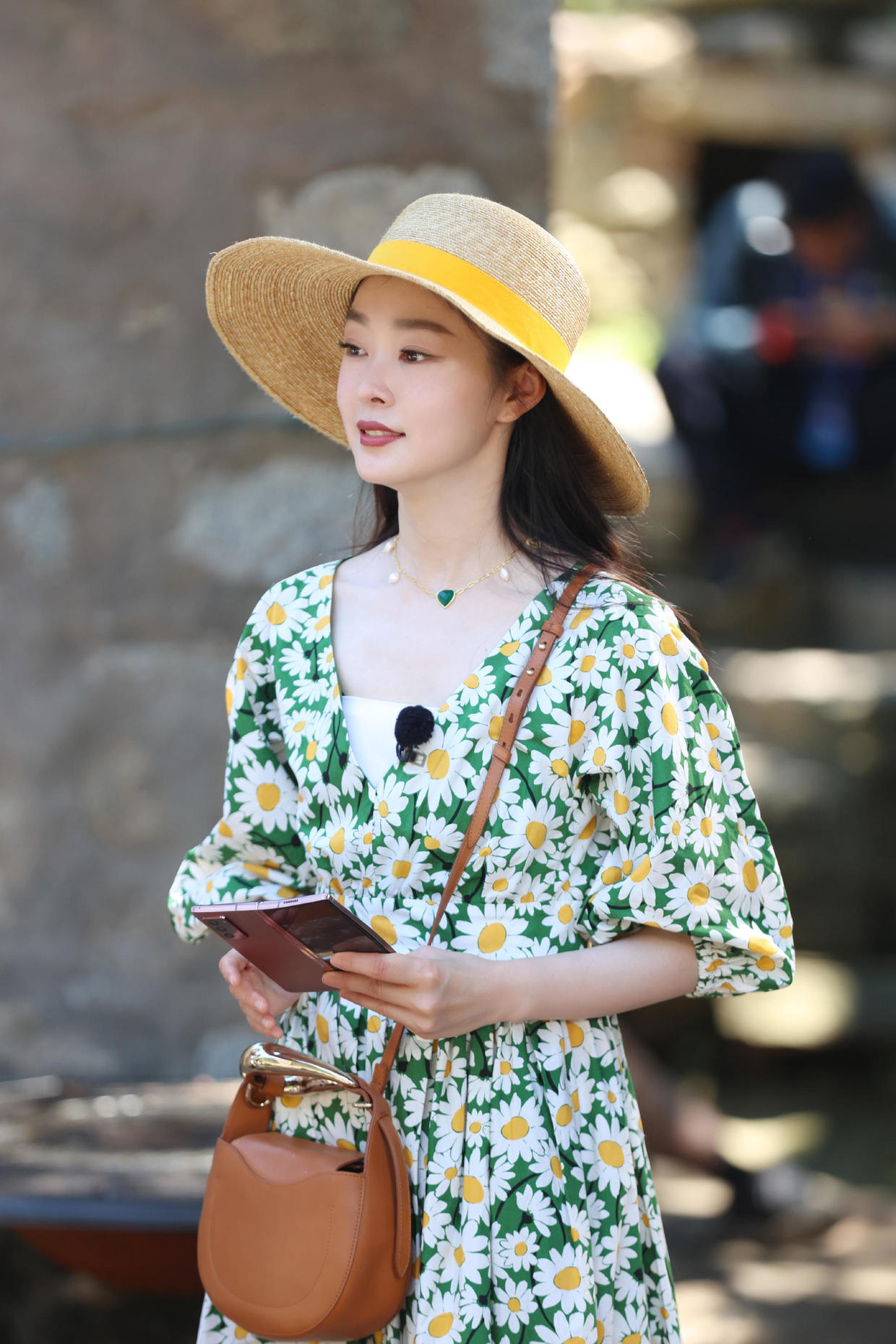 何有强|宋轶出演《赘婿》女主角翻红，身穿一袭白色吊带裙亮相，高贵优雅
