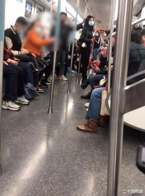 二十四频道 地铁上一群老年人要小伙让座，小伙父母不乐意了：年轻人要上班，你们是闲得无聊
