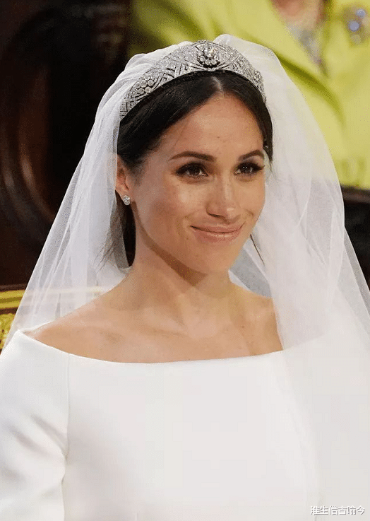 英国王室|梅根喜欢出风头：借女王祖母绿王冠二婚穿白纱，不让夏洛特穿裤袜