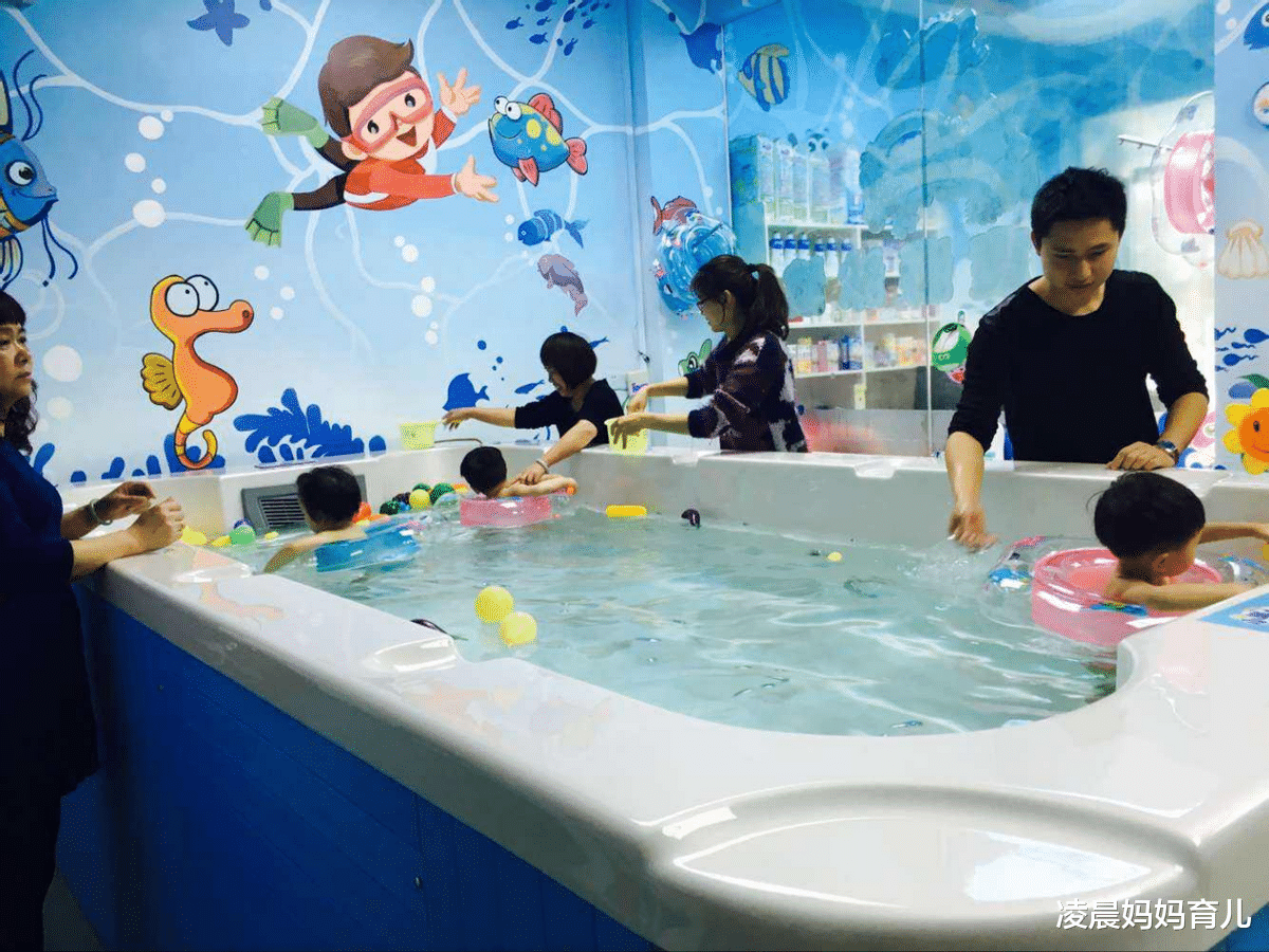 凌晨妈妈育儿|新生儿游泳不仅能增强体质,还能促进大脑发育,游泳“四个注意”