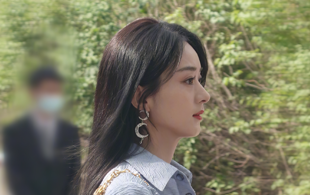 荷尔蒙失调|离婚后赵丽颖首次现身,当天穿的袜子引热议,这是要让男方后悔?