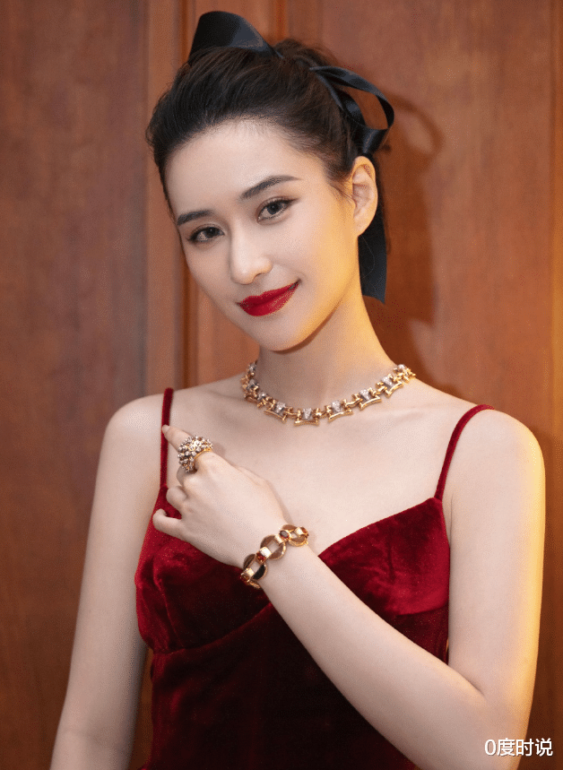 何超莲|窦骁实在是赚到了！何超莲穿吊带“例假裙”，直男都看呆了