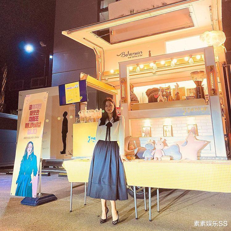 孙艺珍|孙艺珍请粉丝吃海鲜美食，深夜与应援车合影，感谢粉丝的陪伴